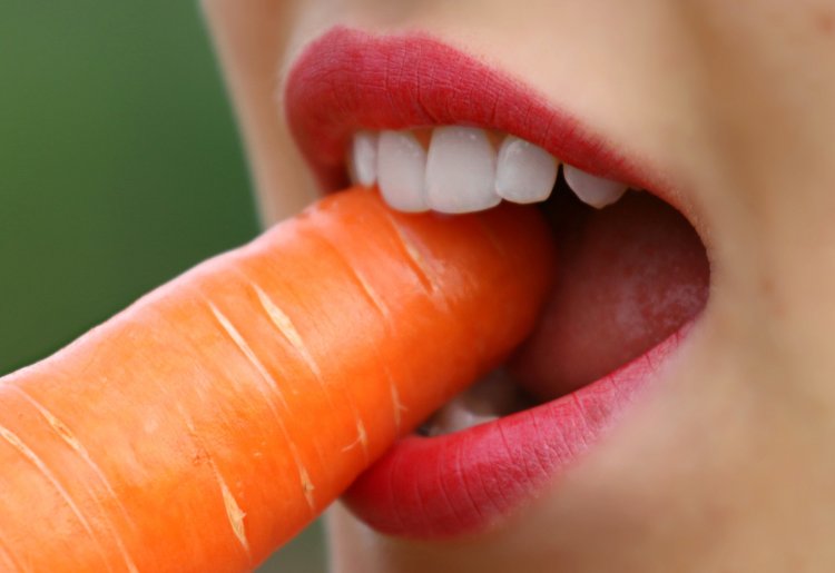 10 amazing nutritional benefits of eating carrots.